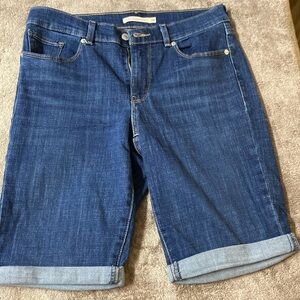 Levi’s size 28 classic Bermuda shorts jeans